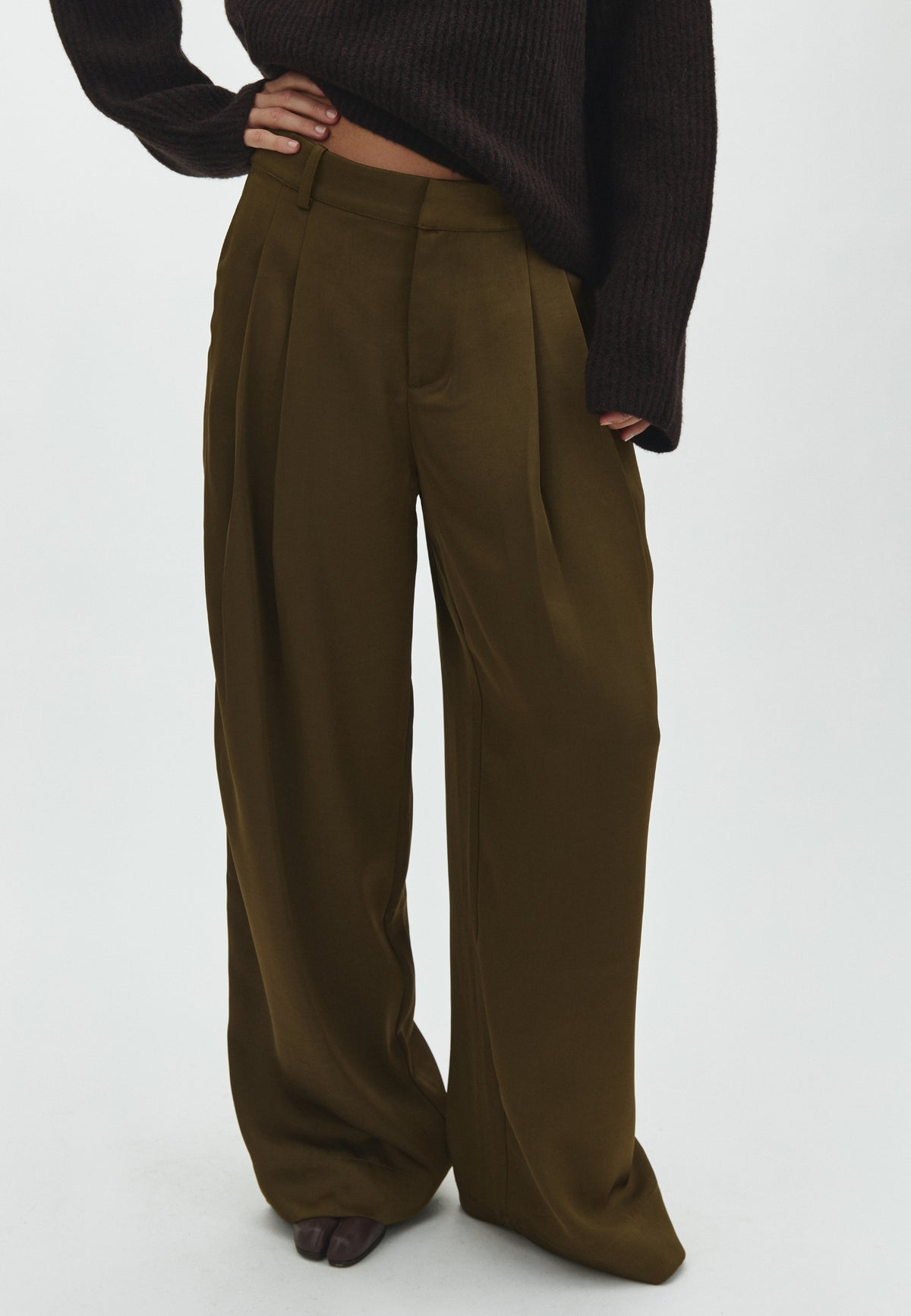 Emeli-M_Smoked Olive_Model_1